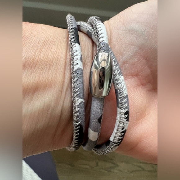 Triple wrap camo crystal bracelet - Picture 4 of 8